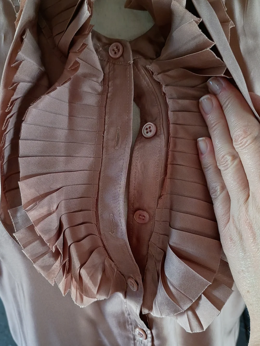 J. Crew 100% Silk Beige Tan Pink Mauve Ruffled Button Sleeveless Top Size 6 - Picture 9 of 16